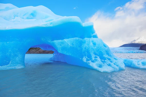Blue ice iceberg reflected in the lake Gray — Stock Photo, Image