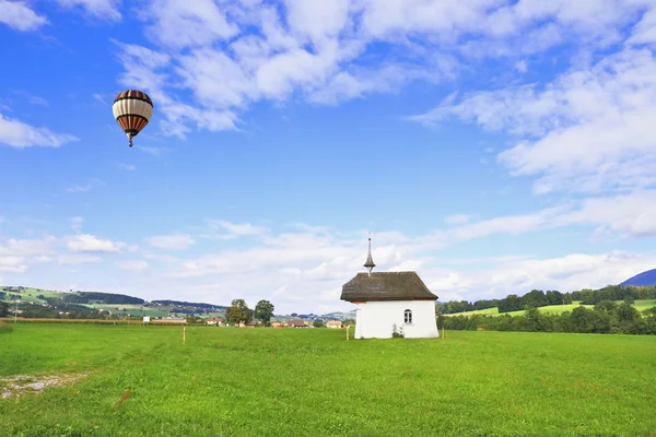 Powyżej kaplicy jest latający balon sceniczny — Zdjęcie stockowe