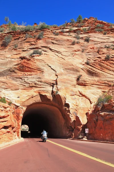 Motociclista deixa o túnel — Fotografia de Stock