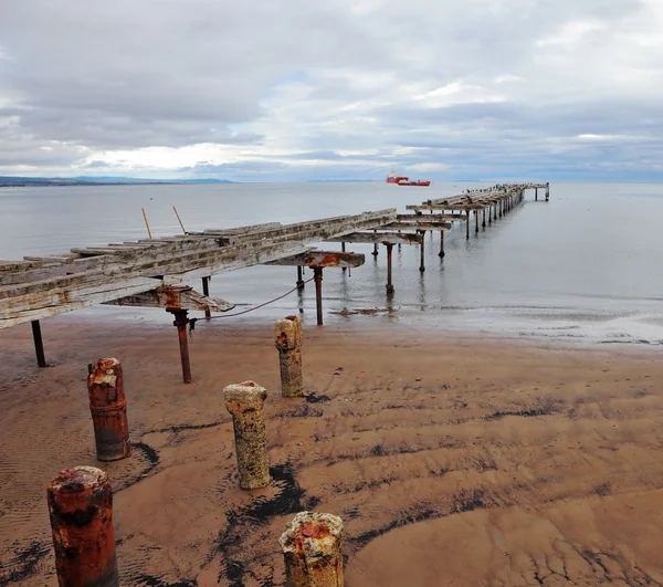 Macellan Boğazı'nın içinde eski yıkık pier. — Stok fotoğraf