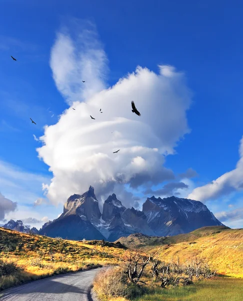 Increíbles nubes sobre los acantilados —  Fotos de Stock