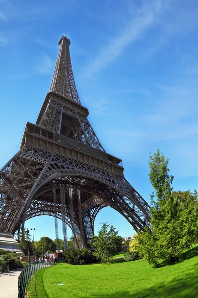 Park aan de voet van de Eiffeltoren — Stockfoto