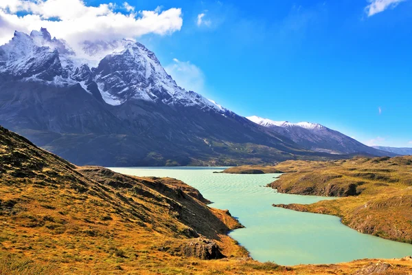 The snow-covered cliffs of Los Kuernos — Stock Photo, Image