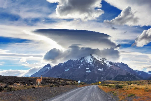 Clouds over mountain glacier — Stock Photo, Image