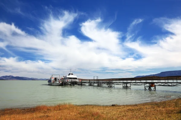 Lago e barco turístico — Fotografia de Stock