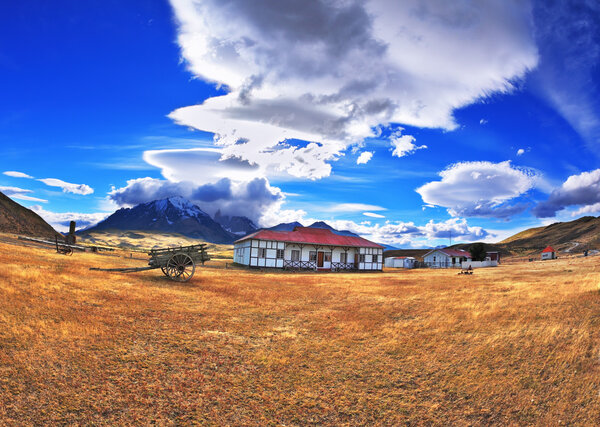 Старая повозка с деревянными колесами
