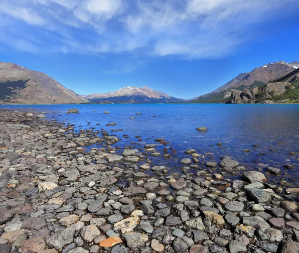 Озеро с каменистым пляжем — стоковое фото