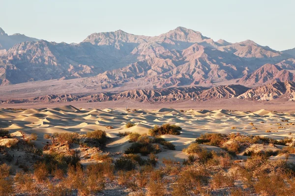 Dunes et anciennes montagnes — Photo