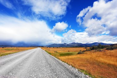 Toprak yol içinde sonsuz Pampa