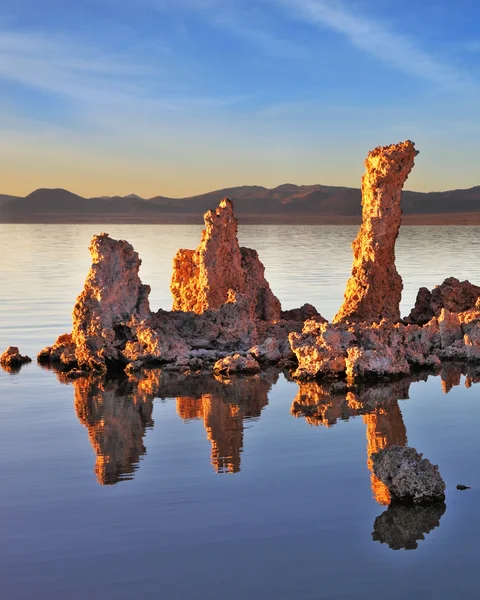 Pittoreska solnedgång på mono lake. — Stockfoto