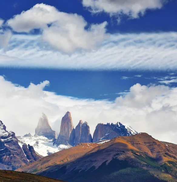 Tres rocas Torres rodeadas de nubes . — Foto de Stock