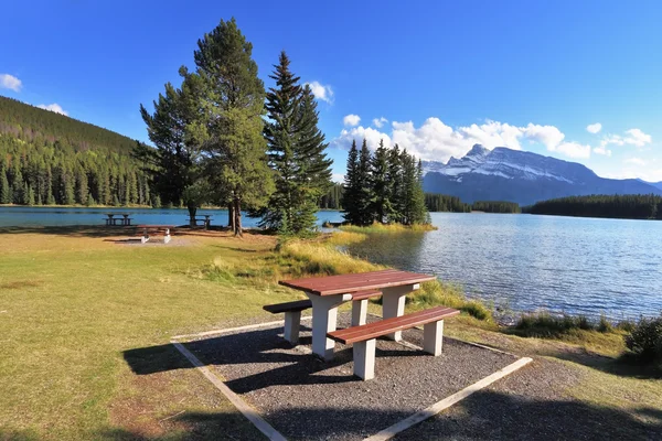 Ruhiger flacher see im banff nationalpark in kanada — Stockfoto