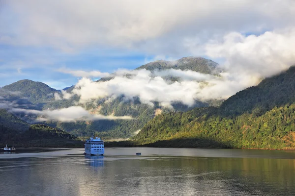 Touristenboot beleuchtete aufgehende Sonne — Stockfoto