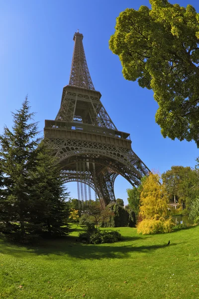 Park at the foot of the Eiffel Tower. — Stock Photo, Image
