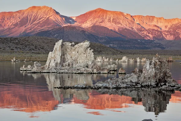 Zonsopgang op Mono Lake in de krater van de vulkaan. — Stockfoto