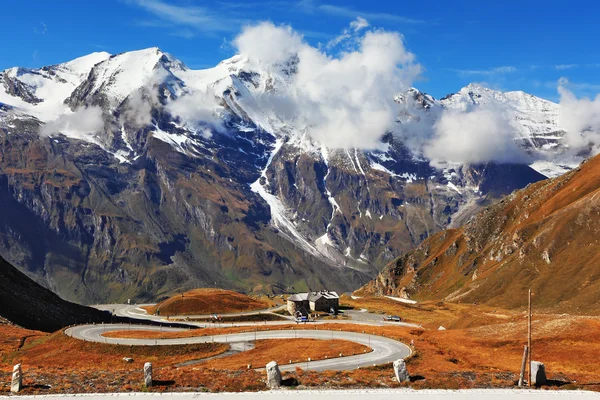 Idealnoye highway kräuselt sich hoch in den Bergen — Stockfoto
