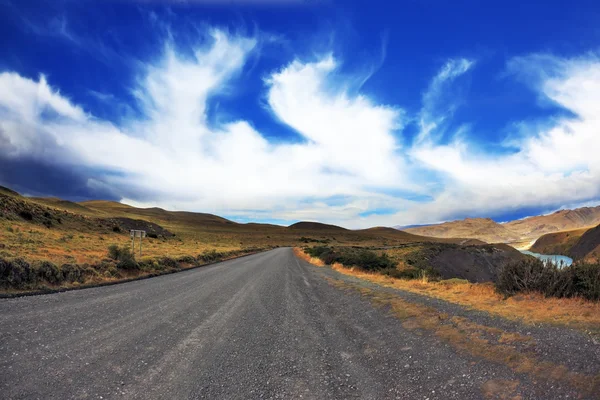 Gravel road on the bank of the river — Stock Photo, Image