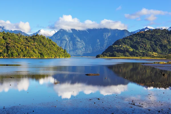 Berge spiegeln sich im glatten Wasser. — Stockfoto