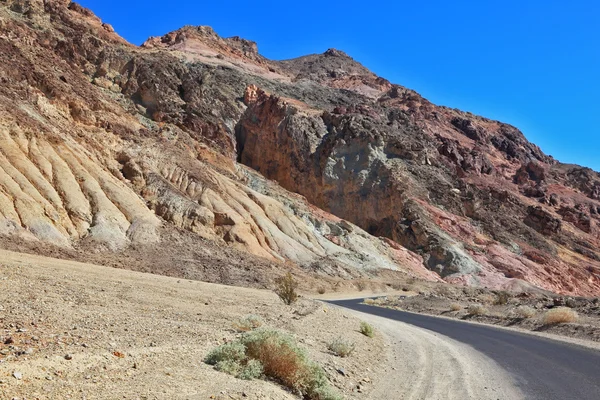 The road to  mountains of Death Valley — Stock Photo, Image