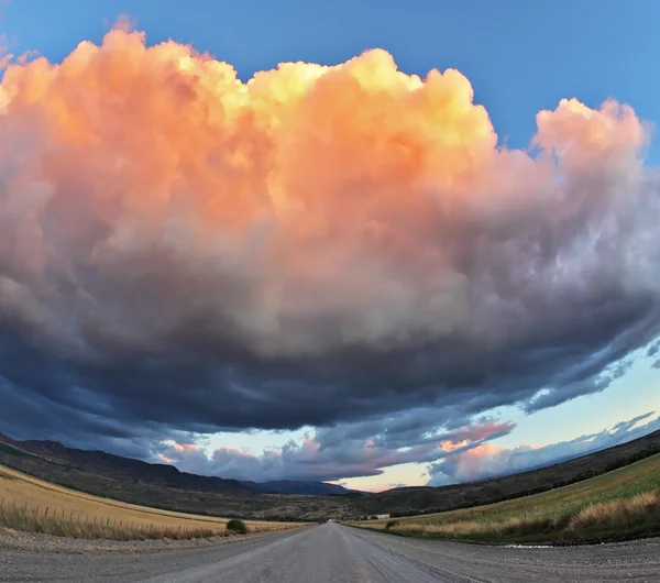 Det orange molnet, som en skål med grädde — Stockfoto