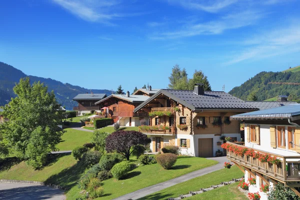 Green alpine meadows and chalets. — Stock Photo, Image