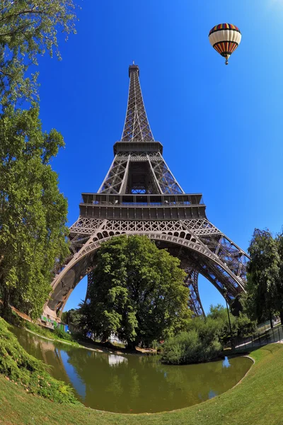 The symbol of Paris - Eiffel Tower — Stock Photo, Image