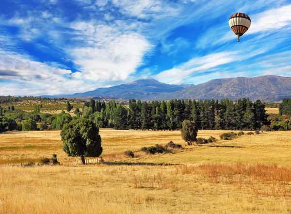 Vuela sobre un campo de globos multicolores — Foto de Stock