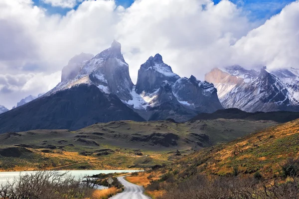 Grandiose schneebedeckte schwarze Felsen von los Kuernos — Stockfoto