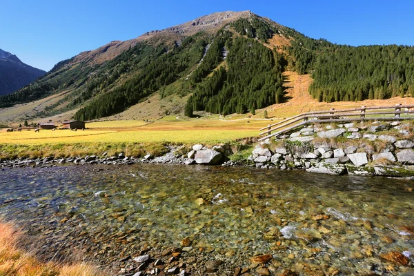 De ruwe stroom vertraagt snel — Stockfoto