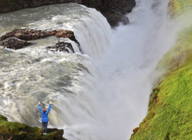 Kadın su uçurum yüzünden