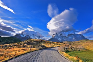 Muhteşem bulutlar üzerinde park Torres del Paine