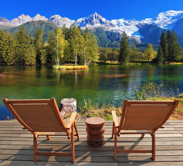 Stoelen in stadspark in het Alpine resort van Chamonix — Stockfoto