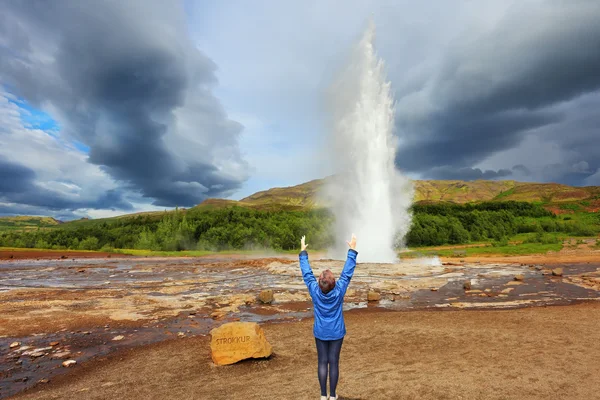 Kobieta turystycznych zachwycony Gejzer Strokkur — Zdjęcie stockowe