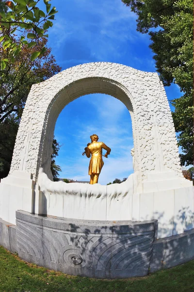 Estátua de ouro de Johann Strauss — Fotografia de Stock