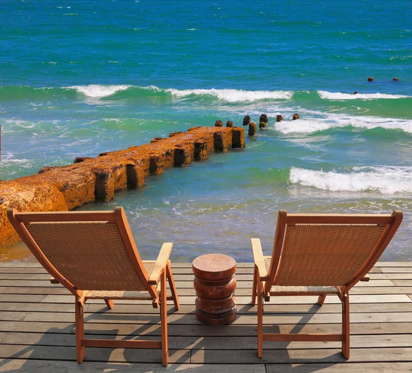 Lounge chairs for rest near sea — Stock Photo, Image