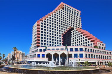 Opera Kulesi ve yuvarlak Çeşmesi 