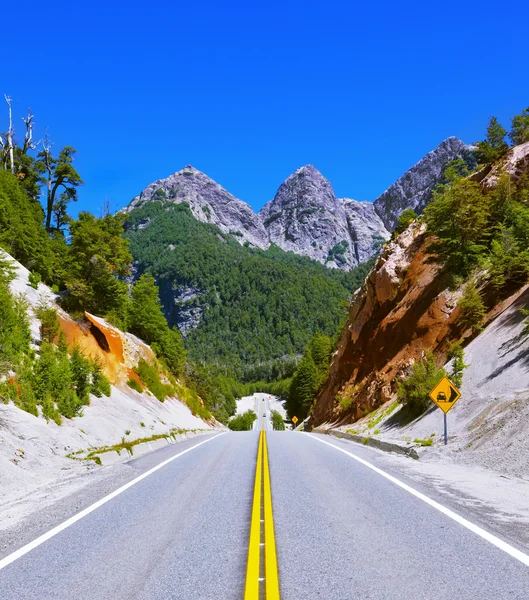 Yol kenarında beyaz volkanik kül ile — Stok fotoğraf