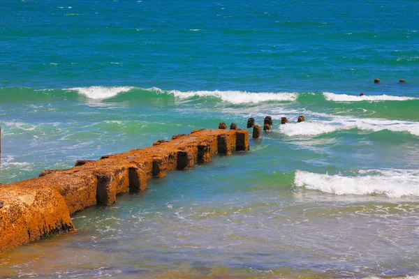 Rompeolas de las olas del mar esmeralda —  Fotos de Stock