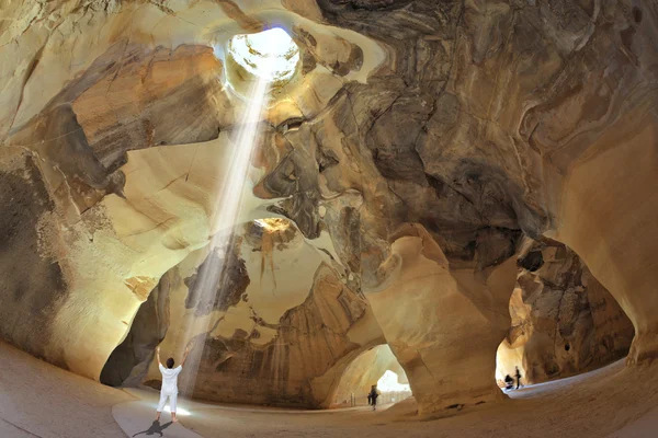 Yoga in der Höhle beit guvrin, israel — Stockfoto