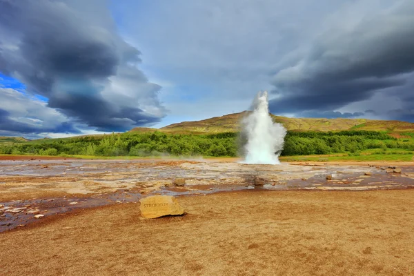 Θερμοπίδακας Strokkur ξεσπά — Φωτογραφία Αρχείου