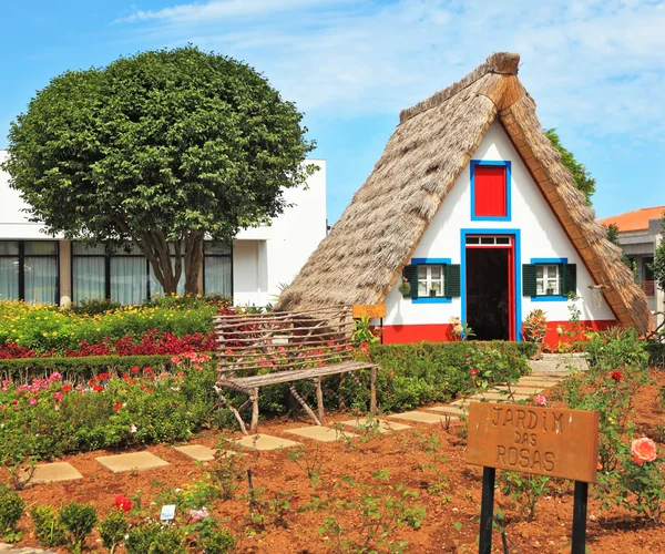 Casa de campo branca com um telhado de palha — Fotografia de Stock