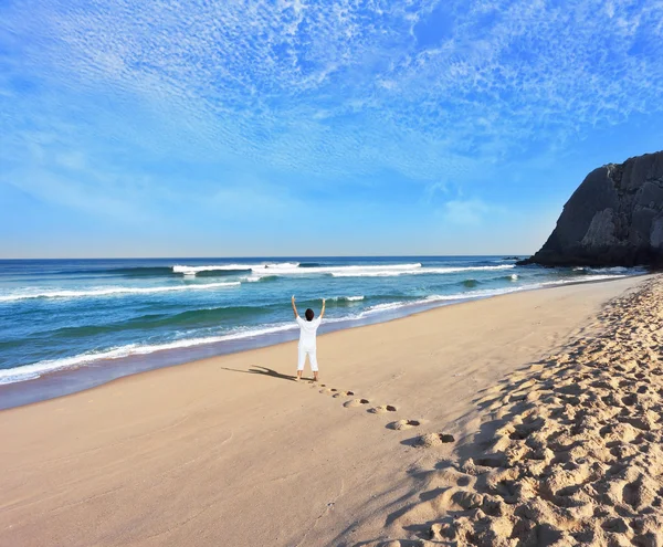 Femme en blanc sur la plage — Photo