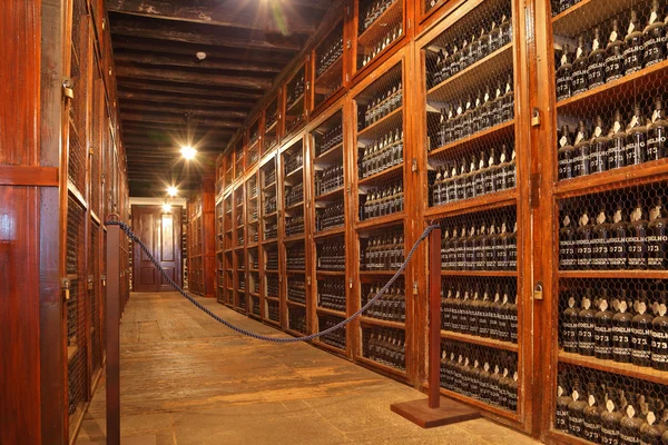 Longues rangées d'étagères avec bouteilles de vin — Photo