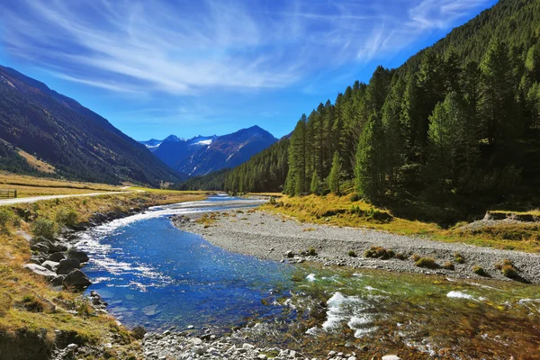 Helder water in Oostenrijkse Alpen — Stockfoto