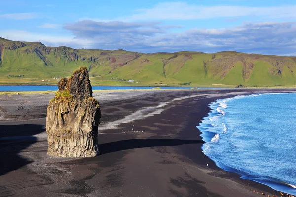 Океан с вулканическим песком — стоковое фото