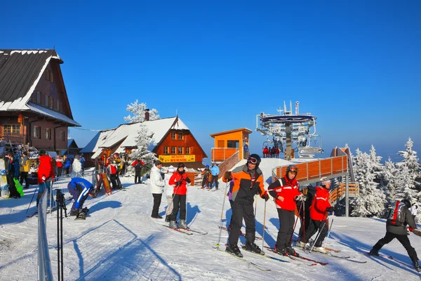 Schiorii merg în excursie de schi — Fotografie, imagine de stoc