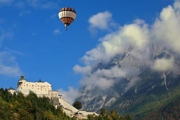 Hrad Palase Hohenwerfen a vzduchem balónek — Stock fotografie