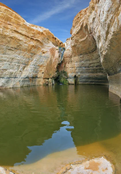 Водоспад миски відображає небо — стокове фото