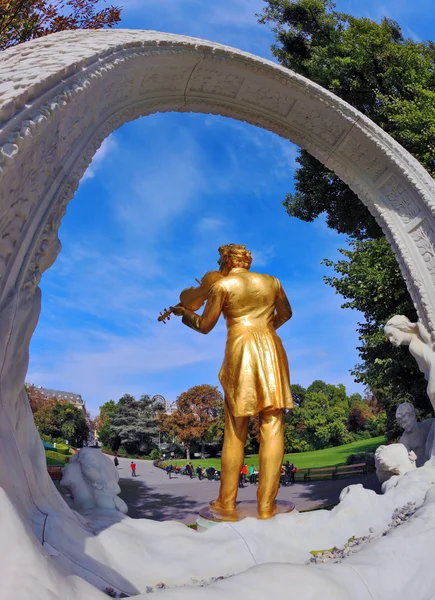 Elegante estatua de bronce con violín —  Fotos de Stock