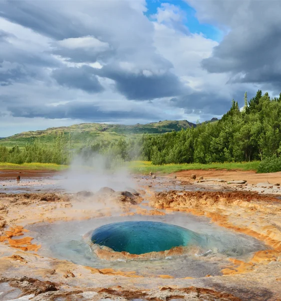 Magnifique geyser Strokkur en Islande — Photo